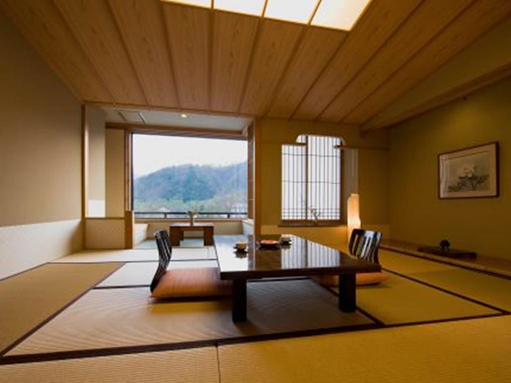 長野駅出発 バスで行く  緑翠亭景水  1泊（夕食朝食付）白馬五竜＆Hakuba47リフト券付宿泊パックのイメージ